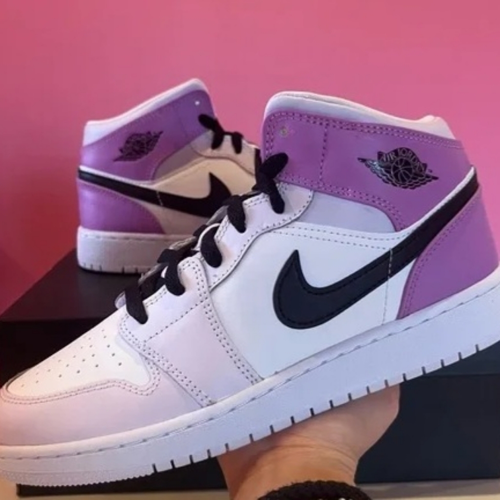 AIR JORDAN 1 MID WOMEN'S US SIZE 8.5 BRAND NEW IN BOX